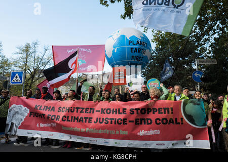 November 4, 2017 - Bonn, North Rhine-Westphalia, Federal Republic of Germany - The Pacific Climate Warriors lead the People's March, a gathering of 25.000 people through the streets of Bonn to demand significative and urgent action from the international community on climate change. COP 23 will open on November 6th. Credit: Alban Grosdidier/SOPA/ZUMA Wire/Alamy Live News Stock Photo