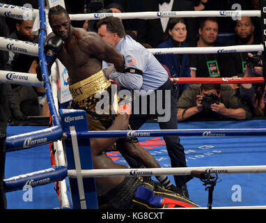 Brooklyn, New York, USA. 4th Nov, 2017. DEONTAY WILDER (gold trunks) and BERMANE STIVERNE battle in a heavyweight title bout at the Barclays Center in Brooklyn, New York. Credit: Joel Plummer/ZUMA Wire/Alamy Live News Stock Photo