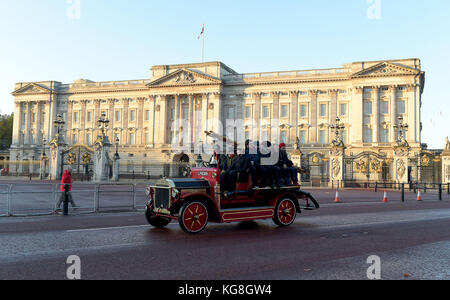 London, UK. 5th November, 2017. Vehicles pass Buckingham Palace en-route to Brighton Credit: MARTIN DALTON/Alamy Live News Stock Photo