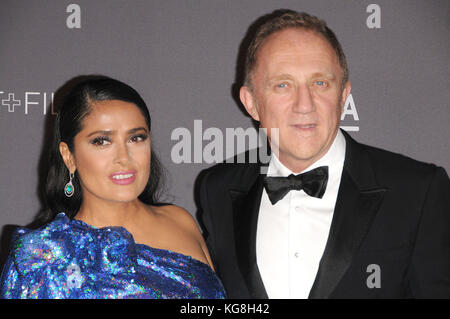 Los Angeles, California, USA. 4th Nov, 2017. November 4th 2017 - Los Angeles, California USA - Actress SALMA HAYEK, husband FRANCOIS HENRI PINAULT at the 2017 LACMA ART   FILM GALA Honoring MARK BRADFORD and GEORGE LUCAS Presented by Gucci held at the Los Angeles County Museum of Art (LACMA) Los Angeles CA. Credit: Paul Fenton/ZUMA Wire/Alamy Live News Stock Photo