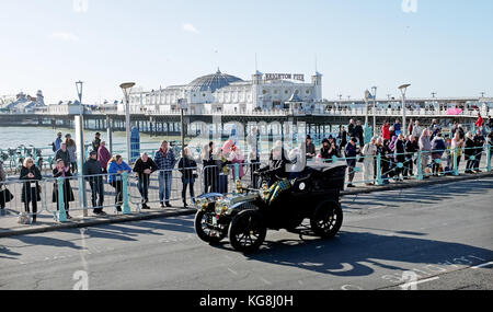 Brighton, UK. 5th November, 2017. Early finishers in the 2017 Bonhams London to Brighton Veteran Car Run arrive along Brighton seafront on a beautiful sunny but cold day Credit: Simon Dack/Alamy Live News Stock Photo