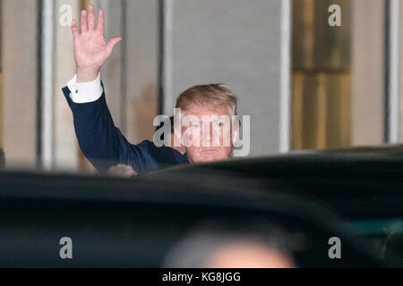 Tokyo, Japan. 5th November, 2017. US President Donald Trump greets to the cameras after left the teppanyaki restaurant Ukai-tei in Ginza on November 5, 2017, Tokyo, Japan. Trump and Japan's Prime Minister Shinzo Abe enjoyed dinner in Tokyo after playing golf in the afternoon. Japan is the first stop on his five-nation tour in Asia. Credit: Rodrigo Reyes Marin/AFLO/Alamy Live News Stock Photo