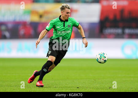 Leipzig, Germany. 04th Nov, 2017. Hanover's Felix Klaus in action during the German Bundesliga soccer match between RB Leipzig and Hanover 96 in the Red Bull Arena in Leipzig, Germany, 04 November 2017. Credit: Jan Woitas/dpa-Zentralbild/dpa/Alamy Live News Stock Photo