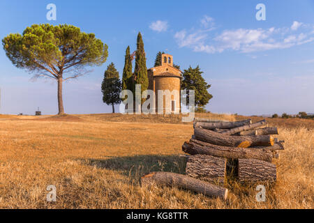 Capella di Vitaleta in autumn colours, chapel, Val d'Orcia, Tuscany, Italy Stock Photo