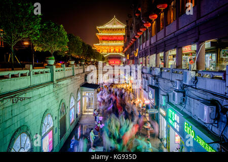 Night crowd in an alley leading to Drum Tower in Xi'an, China - August 2017 Stock Photo