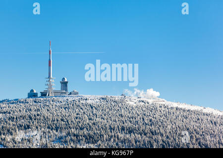 Blick zum Brocken Gipfel mit Brockenbahn Stock Photo