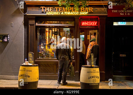 temple bar whiskey and tobacco shop Temple Bar Whiskey & Tobacco Shop Stock Photo