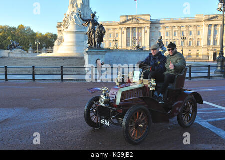 London, UK. 5th Nov, 2017.  A 1903 Achilles Two Seater (owner: Peter Bartley) passing Buckingham Palace, central London, during the annual Bonhams London to Brighton Veteran Car Run. 454 Pre-1905 manufactured vehicles took part in this year's run which happens on the first Sunday of every November and commemorates the original Emancipation Run of 14 November 1896. Credit: Michael Preston/Alamy Live News Stock Photo