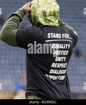 Cleveland Browns linebacker Anthony Walker Jr. (4) stands on the sideline  during an NFL football game against the Pittsburgh Steelers, Sunday, Oct. 31,  2021, in Cleveland. (AP Photo/Kirk Irwin Stock Photo - Alamy