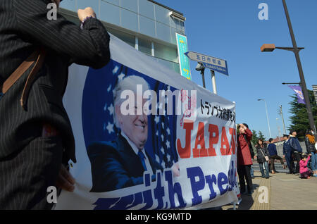 Tokyo, Japan. 5th Nov, 2017. People holds a banner as they welcome the arrival of US President Trump outside Yokota Air Base on Sunday, November 5, 2017. Photo by: Ramiro Agustin Vargas Tabares Credit: Ramiro Agustin Vargas Tabares/ZUMA Wire/Alamy Live News Stock Photo