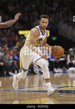 Denver, Colorado, USA. 4th Nov, 2017. Warriors STEPHAN CURRAY looks for an opening during the 2nd. Half at the Pepsi Center Saturday night. The Nuggets lose to the Warriors 127-108. Credit: Hector Acevedo/ZUMA Wire/Alamy Live News Stock Photo