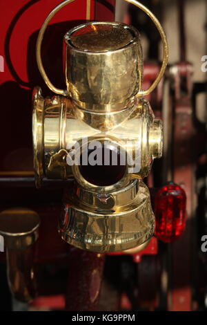 Sussex, UK. 5th Nov, 2017. Hundreds of pre-1905 veteran motor cars take part in the annual London to Brighton Run. This brass rear lamp is an example of the technology on show. Credit: Roland Ravenhill/Alamy Live News Stock Photo