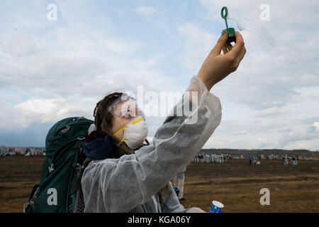 November 5, 2017 - Buir, North Rhine-Westphalia, Federal Republic of Germany - An activist from the collective Ende Gelande seen on the mine site during a demonstration ahead of COP23.As COP 23 is about to launch in Bonn, the collective Ende GelÃ¤nde set out to occupy the Hambach coal pit to protest against the expansion of a mine. 4.500 people took part in the protest before-hand, and between 1.000 and 2.000 people took part in the act of civil disobedience. Credit: Alban Grosdidier/SOPA/ZUMA Wire/Alamy Live News Stock Photo