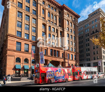 Sightseeing tour buses parked outside the Philadelphia Bourse building, Philadelphia, Pennsylvania, USA Stock Photo