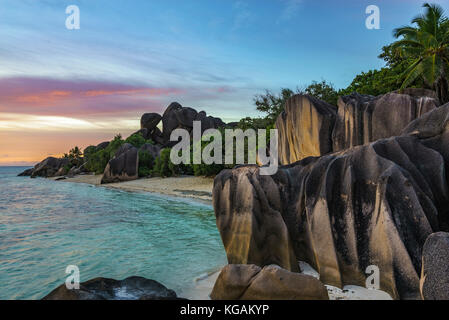 romantic sunset on paradise beach, famous anse source d'argent, la digue, seychelles Stock Photo