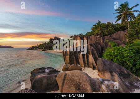 romantic sunset on paradise beach, famous anse source d'argent, la digue, seychelles Stock Photo