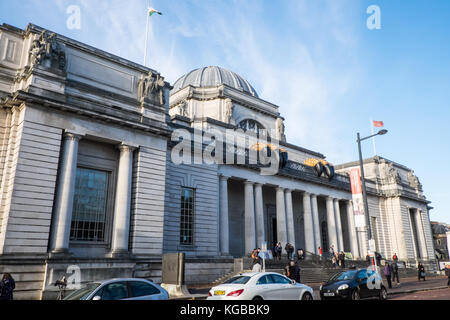 Huge,sculpture,dinosaur,claws,on,exterior,of,promoting,exhibition,National Museum Cardiff,Cathays Park,Cardiff,capital,of,Wales,Welsh,U.K.,UK,Europe, Stock Photo