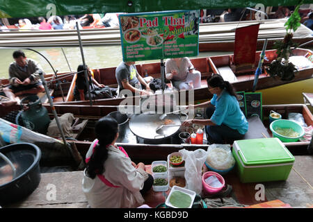 Bangkok, Thailand. 06th Nov, 2017. Damnoen Saduak, The floating market, and one of Bangkok's main tourist attractions was it usual noisy and colour self today were despite the rain the tourist flocked to enjoy the fresh food and fresh vegetables plus the atmosphere of the floating market Credit: Paul Quezada-Neiman/Alamy Live News Stock Photo