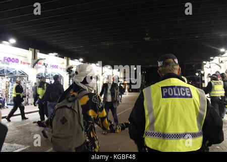 London, UK. 5th Nov, 2017. Million Mask March Central London, UK. Protester speaks to police during Million Mask March Credit: Alex Cavendish/Alamy Live News Stock Photo