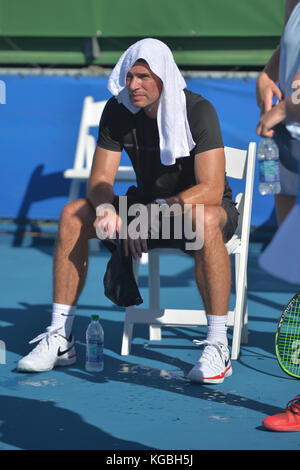 Delray Beach, FL, USA. 5th Nov, 2017. Scott Foley rests after playing his match with partner Renee Stubbs at the 2017 Chris Evert /Raymond James Pro-Celebrity Tennis Classic at the Delray Beach tennis center in Delray Beach, Florida. Credit: Andrew Patron/ZUMA Wire/Alamy Live News Stock Photo