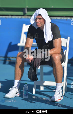 Delray Beach, FL, USA. 5th Nov, 2017. Scott Foley rests after playing his match with partner Renee Stubbs at the 2017 Chris Evert /Raymond James Pro-Celebrity Tennis Classic at the Delray Beach tennis center in Delray Beach, Florida. Credit: Andrew Patron/ZUMA Wire/Alamy Live News Stock Photo