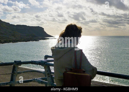 Portland, UK. 6th Nov, 2017. UK Weather. Warm sunshine, sparkling sea and fluffy clouds made for a very pleasant afternoon on Chesil Beach Credit: stuart fretwell/Alamy Live News Stock Photo