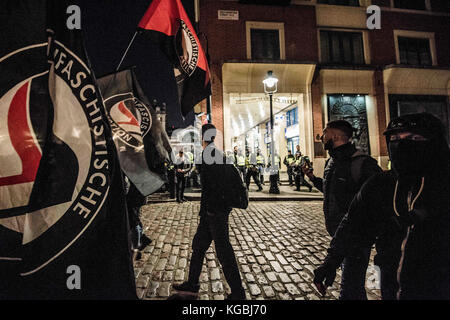 London, London, UK. 5th Nov, 2017. Demonstrators attend the Annual Million Mask March bonfire night protest advertised as a 'world wide protest' organized by activist group Anonymous. Activists gathered for a march on the night of Britain's Guy Fawkes Night with many wearing white masks of the man who was caught plotting to blow up parliament in 1605, now associated with the group Anonymous. Police made dozens of arrests during the protest on suspicion of various offences. Credit: Brais G. Rouco/SOPA/ZUMA Wire/Alamy Live News Stock Photo
