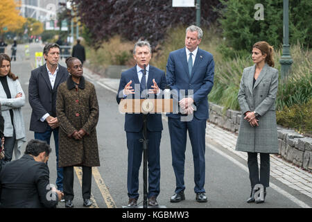 New York, USA, 6 Nov, 2017. Argentine President Mauricio Macri speaks in front of New York Mayor Bill de Blasio, Argentine First Lady Juliana Awada (R) , New York's First Lady Chirlane McCray and relatives of Argentines killed at the October 31 attack in New York, during a ceremony at the site of the attack in lower Manhattan. Photo by Enrique Shore / Alamy Live News Credit: Enrique Shore/Alamy Live News Stock Photo