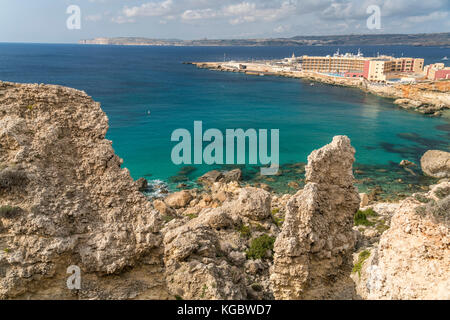 Paradise Bay und Paradise Bay Resort Hotel, Cirkewwa  Malta | Paradise Bay and  Paradise Bay Resort Hotel, Cirkewwa, Malta Stock Photo