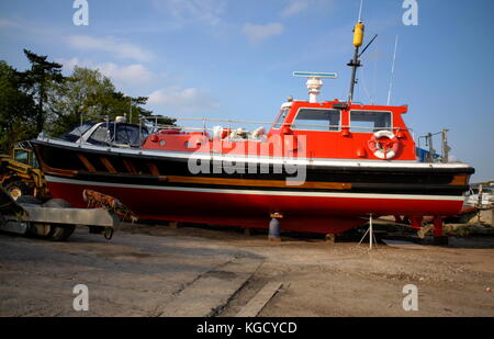 AJAXNETPHOTO. SOUTHAMPTON, ENGLAND. - OLD PILOT BOAT - KEITH NELSON DESIGNED PILOT LAUNCH VALOUR FROM THE 1970S. PHOTO:JONATHAN EASTLAND/AJAX REF:R060305 334 Stock Photo