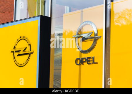 Tarnow, Polen - 28. Oktober 2017: Neue Opel Emblem auf einem Auto Grill.  Opel ist ein berühmter Deutscher Automobilhersteller, entwirft, produziert  und distrib Stockfotografie - Alamy