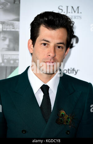 Mark Ronson attending the Music Industry Trusts Award in aid of charities Nordoff Robbins and Brit Trust at the Grosvenor House Hotel, London. PRESS ASSOCIATION Photo. Picture date: Monday November 6, 2017. See PA story SHOWBIZ Awards. Photo credit should read: Ian West/PA Wire. Stock Photo