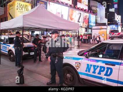 NYPD in Times Square, New York Stock Photo - Alamy