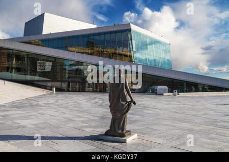 Building of the Norwegian National Opera and Ballet in Oslo, Norway, with the monument to the opera singer Kirsten Flagstad in the foreground. Stock Photo