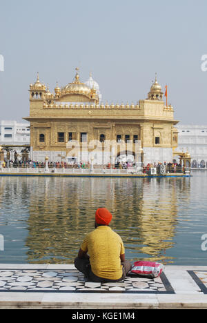 sikh man praying at the Golden Temple, Amritsar, Punjab, India Stock Photo