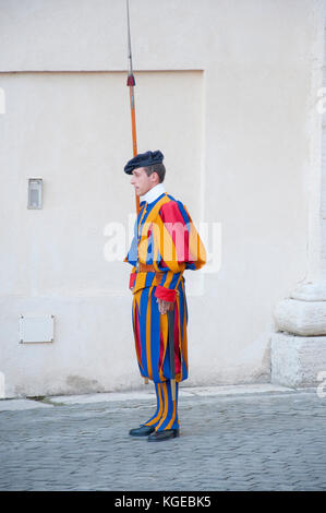 Vatican Swiss Guards standing sentry by St. Peter's Basilica (Basilica ...