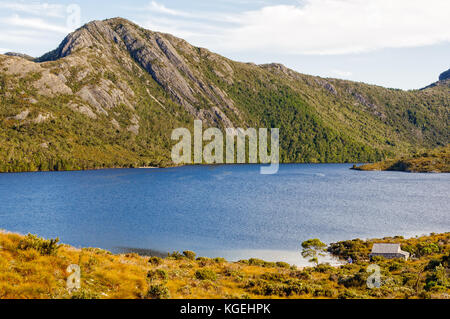 Hansons Peak and the historic boatshed on the northwestern shores of Lake Dove - Cradle Mountain, Tasmania, Australia Stock Photo