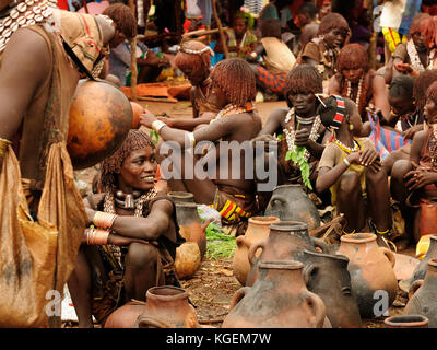 DIMEKA, OMO VALLEY, ETHIOPIA - JULY 27: The women from Hamer people women trading on the market in self-built dishes of clay in Dimeka, Omo valley Stock Photo