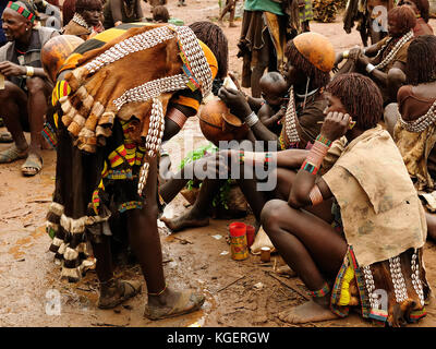 DIMEKA, OMO VALLEY, ETHIOPIA - 27 JULY 2013: The people from Hamer people on the local marketplace in Dimeka, Omo valley Stock Photo