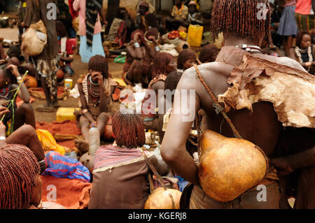 DIMEKA, OMO VALLEY, ETHIOPIA - 27 JULY 2013: The people from Hamer people on the local marketplace in Dimeka, Omo valley Stock Photo