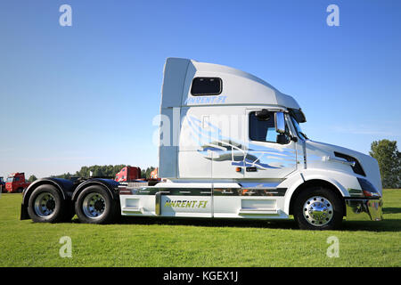 dentro de un volvo semi vnl 430