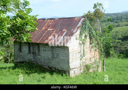 Seaford Town, Jamaica. 22nd Oct, 2017. A house built by 19th century German inmigrants standing abandoned uphill from a small river in Jamaica's Seaford Town, 22 October 2017. Seaford Town was built by German migrants. Credit: Georg Ismar/dpa/Alamy Live News Stock Photo