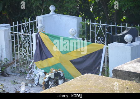 Seaford Town, Jamaica. 22nd Oct, 2017. Picture of a grave with a Jamaican flag taken in the cemetery built by German migrants in Jamaica's Seaford Town, 22 October 2017. Seaford Town was built by German migrants. Credit: Georg Ismar/dpa/Alamy Live News Stock Photo