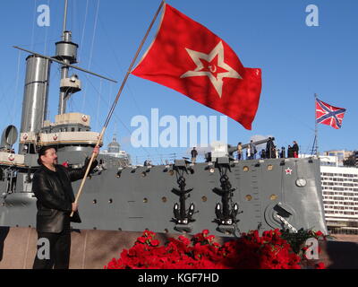 St Petersburg, Russia. 7th Nov, 2017. 100th anniversary of the Bolshevik Revolution barely celebrated in Russia, however, international communists came to Palace square to participate in the event but left with disappointment. St.Petersburg, Russia Credit: Nastia M/Alamy Live News Stock Photo