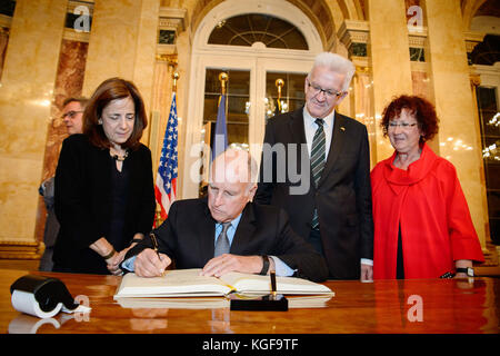 Stuttgart, Germany. 7th Nov, 2017. The Governor of California, Jerry Brown, signs the guestbook in attendance of his wife Anne Gust Brown, the Prime MInister of Baden-Wuerttemberg Winfried Kretschmann (Green Party) and his wife Gerlinde Kretschmann at the New Palace ('Neues Schloss') in Stuttgart, Germany, 7 November 2017. The two politicians want to strengthen the cooperation between California and Baden-Wuerttemberg in climate protection. Credit: Sina Schuldt/dpa/Alamy Live News Stock Photo