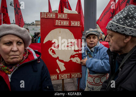Moscow, Russia. 7th Nov, 2017. Participants in a CPRF march and rally on the Revolution Square to mark the 100th anniversary of the October Bolshevik Revolution in Moscow, Russia Stock Photo