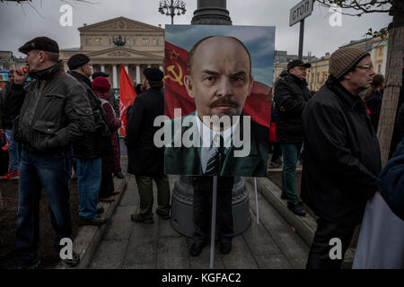Moscow, Russia. 7th Nov, 2017. Participants in a CPRF march and rally on the Revolution Square to mark the 100th anniversary of the October Bolshevik Revolution in Moscow, Russia Stock Photo