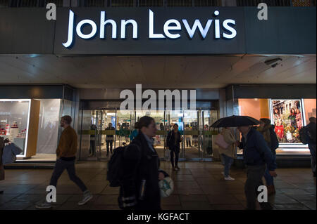 Oxford Street, London, UK. 7 November, 2017. Thousands turn up on Oxford Street, the UKs premier shopping street, to watch the annual Christmas lights switch-on at 18.15pm. The street is closed to through traffic from Oxford Circus through to Selfridges with traffic limited to crossing north to south. Credit: Malcolm Park/Alamy Live News. Stock Photo