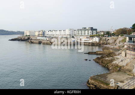 Buildings and large houses on The Grand Parade waterfront near to Plymouth Hoe, Plymouth, UK Stock Photo