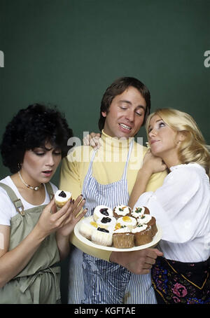 THREE'S COMPANY  DLT Entertainment TV series 1977-1984. From left: Joyce DeWitt (Janet) , John Ritter (Jack) , Suzanne Somers (Chrissy). Stock Photo